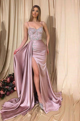 Rosa Meerjungfrau-Ballkleid aus Satin mit Spaghettiträgern und seitlichem Schlitz und abnehmbarem Rock